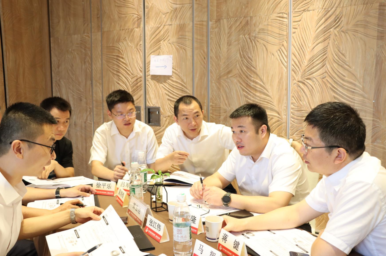 2021年6月25日-26日，4001百老汇二建组织开展了2021年中高层主管执行力培训。本次培训特邀清华、北大、上海交大总裁班讲师，中国企业家协会特聘高级讲师许晋老师进行授课。