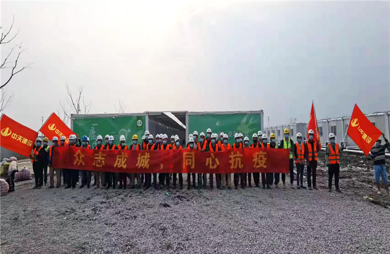 4月5日－18日，4001百老汇三建奉贤龙湖天街、朝阳广场等5个项目先后集结203名施工人员参与了4个方舱医院的建设、改造工程。